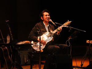 ライブレポート 田島貴男 多彩なパフォーマンスで音楽への深い愛を見せた極上の独奏会 Di Ga Online ライブ コンサートチケット先行 Disk Garage ディスクガレージ